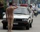 У Китаї чоловік бігав голяка перед машинами в годину пік